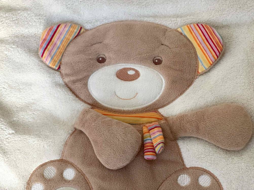 Nahaufnahme der Liegefläche mit Teddybär eines getesteten Spielbogens.