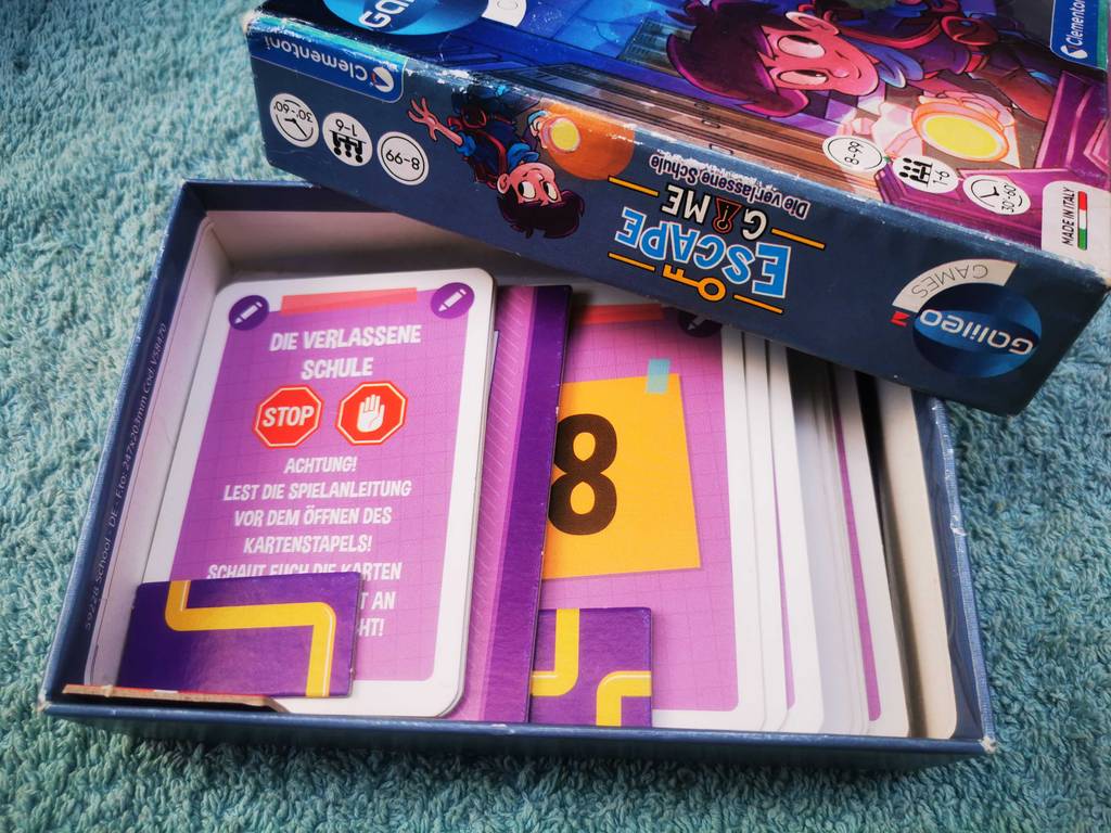 Spiele ab 8 Jahren: Die Verpackung eines getesteten Spiels ist geöffnet.