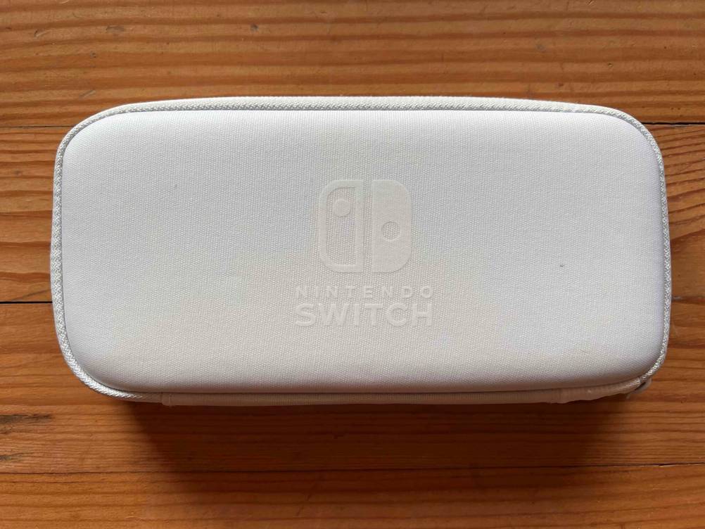 Spielekonsole getestet: Eine Schutzhülle für eine Spielekonsole von oben auf einer Holzfläche.