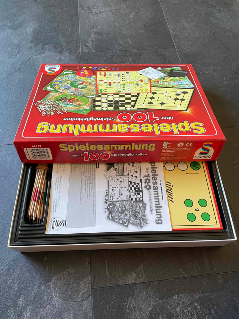 Eine Spielesammlung im Test: Auf dem Boden liegt ein geöffnetes Spiel.