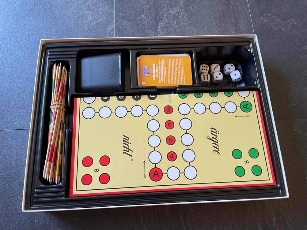 Eine Packung der Spielesammlung im Test von oben auf einer dunklen Fläche.