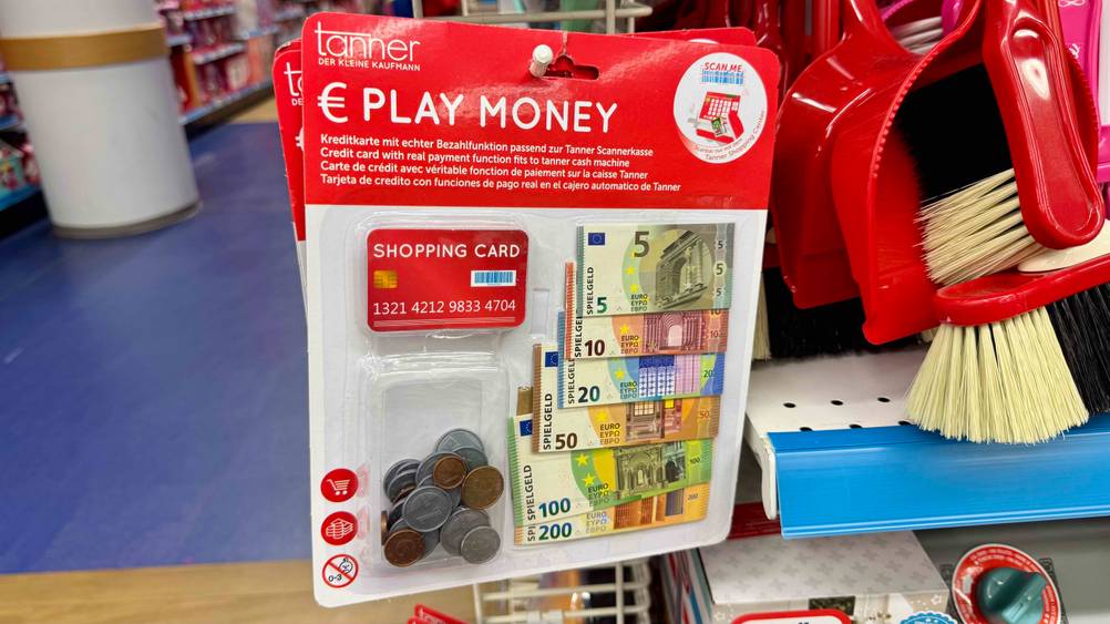 Mehrere Packungen des getesteten Spielgeldes hängen in einem Verkaufsregal.