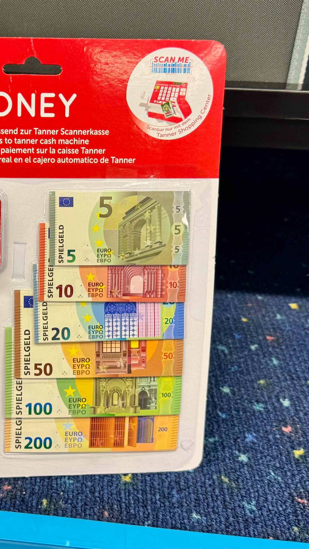 Spielgeld getestet: Die Scheine in der transparenten Verpackung in Nahaufnahme.