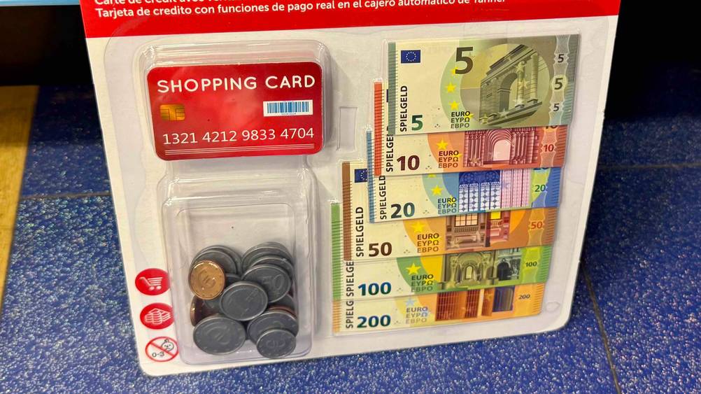 Spielgeld-Test: Nahaufnahme des Geldes in der transparenten Verpackung.