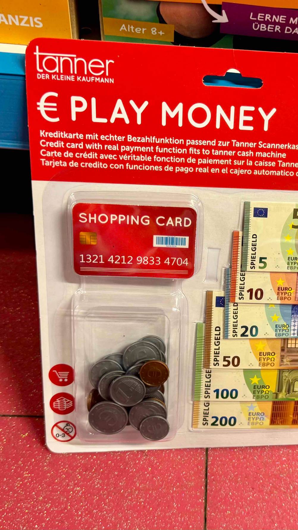 Spielgeld im Test: Nahaufnahme der Kreditkarte und der Münzen in der Verpackung.