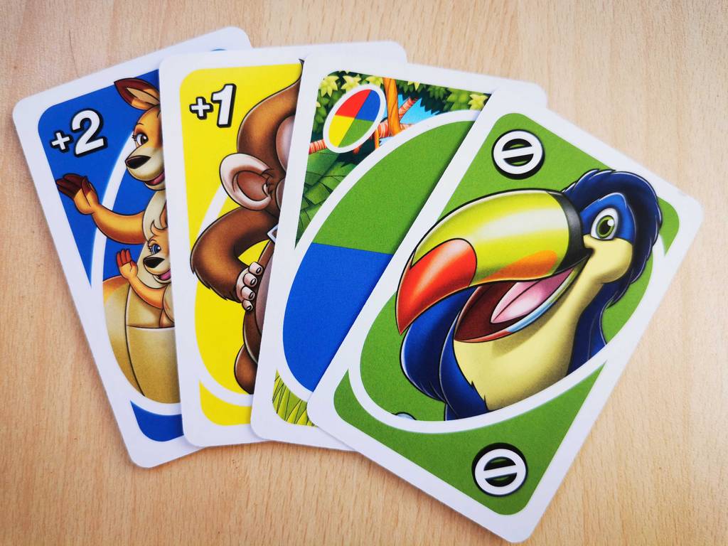 Spielkarten getestet: Bunte Ereigniskarten von einem Kinder-Kartenspiel.
