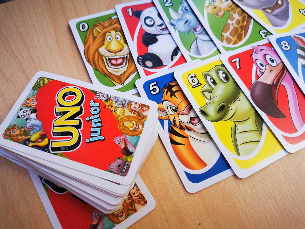Im Test: Mehrere Spielkarten liegen neben dem umgedrehten Stapel.