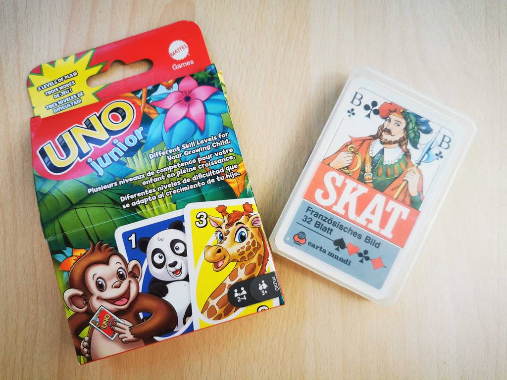 Spielkarten im Test: zwei verschiedene Spiele liegen nebeneinander.