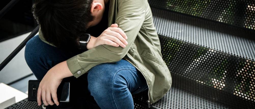 junger mann leidet an spielsucht