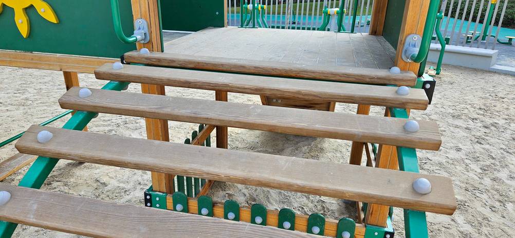 Spielturm getestet: Nahaufnahme des Klettergerüstes.