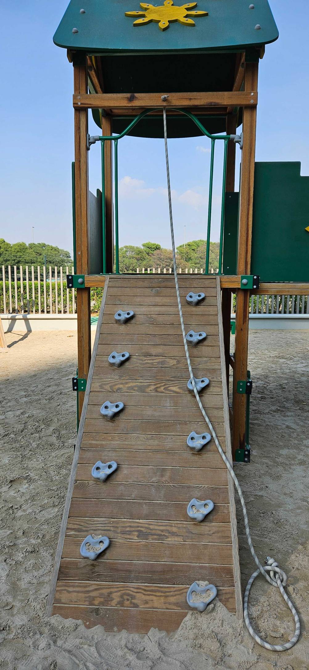 Eine Holzrampe eines getesteten Spielturms mit Haltegriffen.