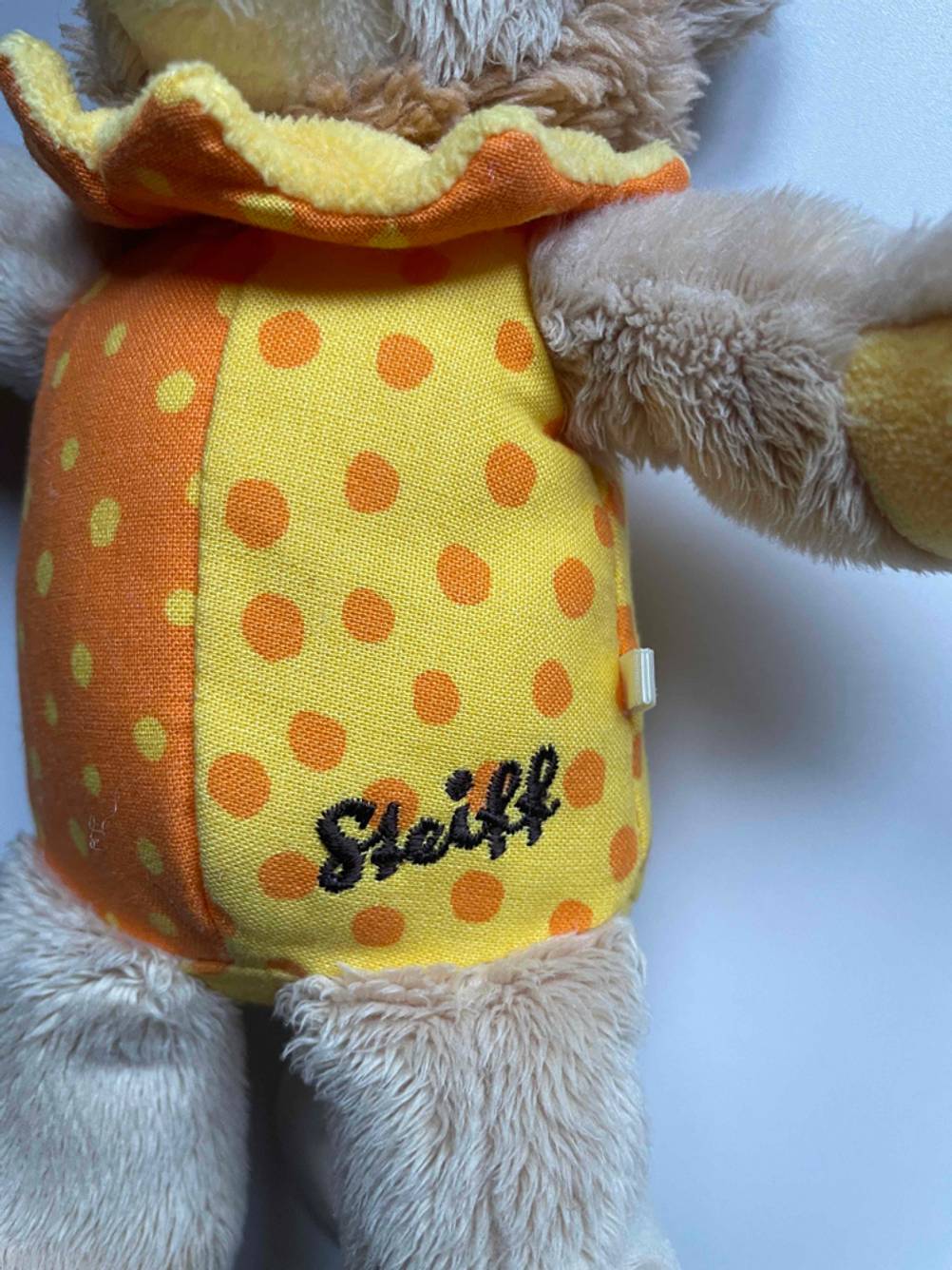 Spieluhr für Babys-Test: Nahaufnahme des gestickten Logos.