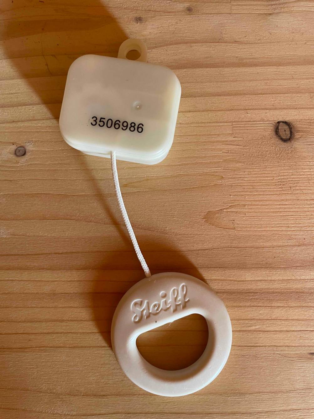 Spieluhr für Babys getestet: Das Spielwerk auf einer Holzfläche.