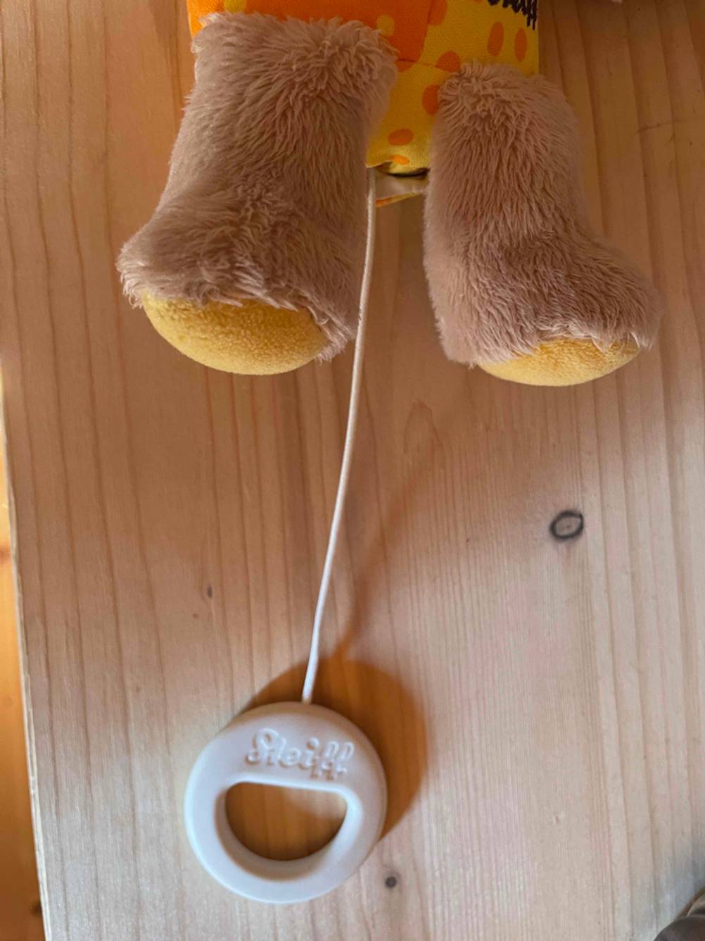 Nahaufnahme des Griffes mit Logo einer getesteten Spieluhr für Babys.