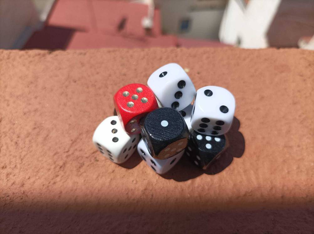 Spielwürfel getestet: Mehrere Würfel auf einem Haufen.