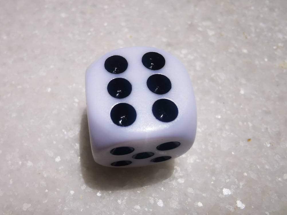 Spielwürfel im Test: Nahaufnahme eines Würfels mit der Zahl sechs.
