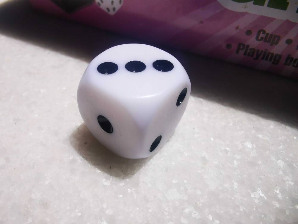 Spielwürfel getestet: Nahaufnahme des Würfels mit der Drei.