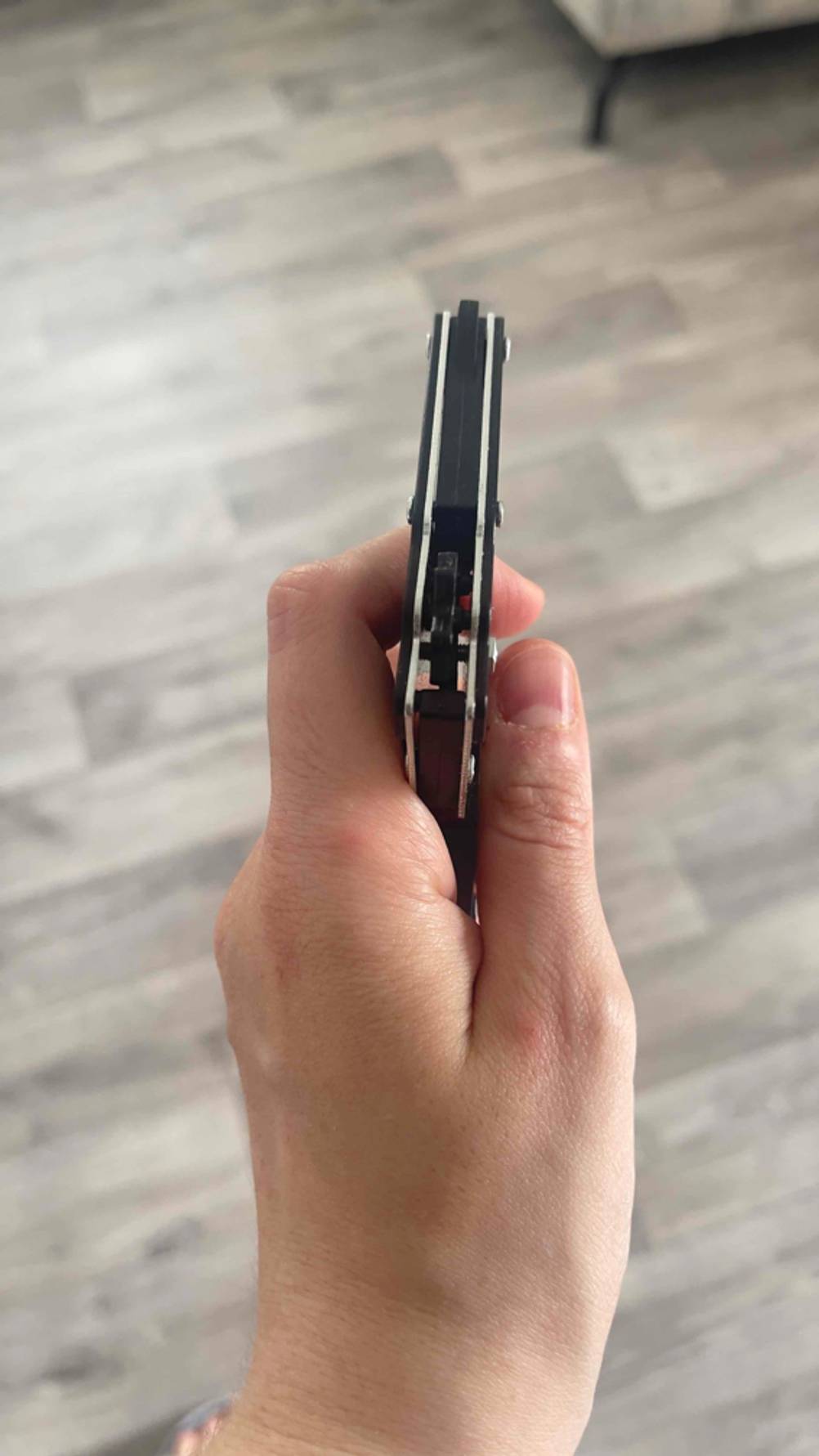 Die getestete Spielzeugpistole in einer Hand von oben.