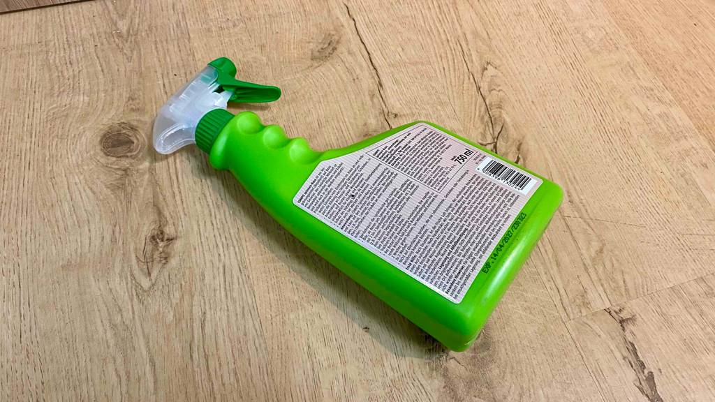 Spinnensprays im Test: Rückseite von einer Kunststoffflasche mit Inhaltsstoffangaben von einem Spinnenspray.