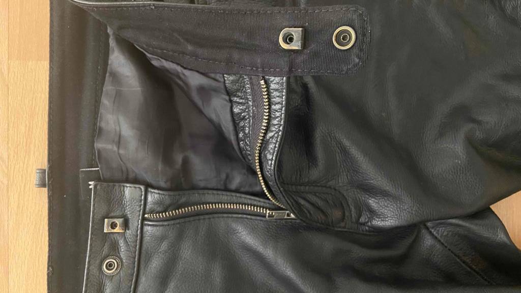 Lederhose im Test: Der Reißverschluss des Hosenbundes ist geöffnet.