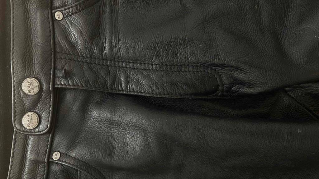 Nahansicht des geschlossenen Hosenbundes einer getesteten Lederhose.