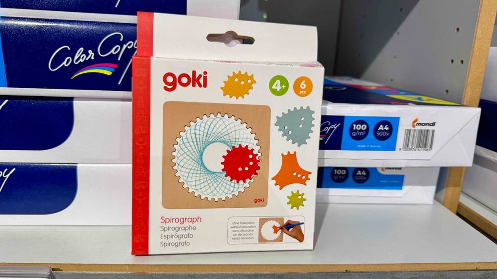 Getestet: Der Spirograph steht vor mehreren Packungen mit Papier.