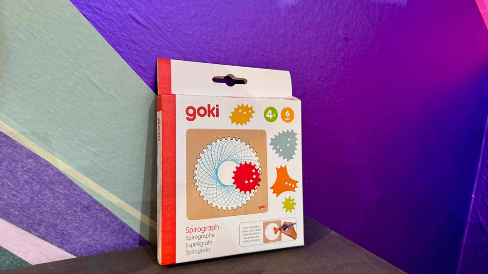 An einer lila Wand lehnt der Spirograph im Test.