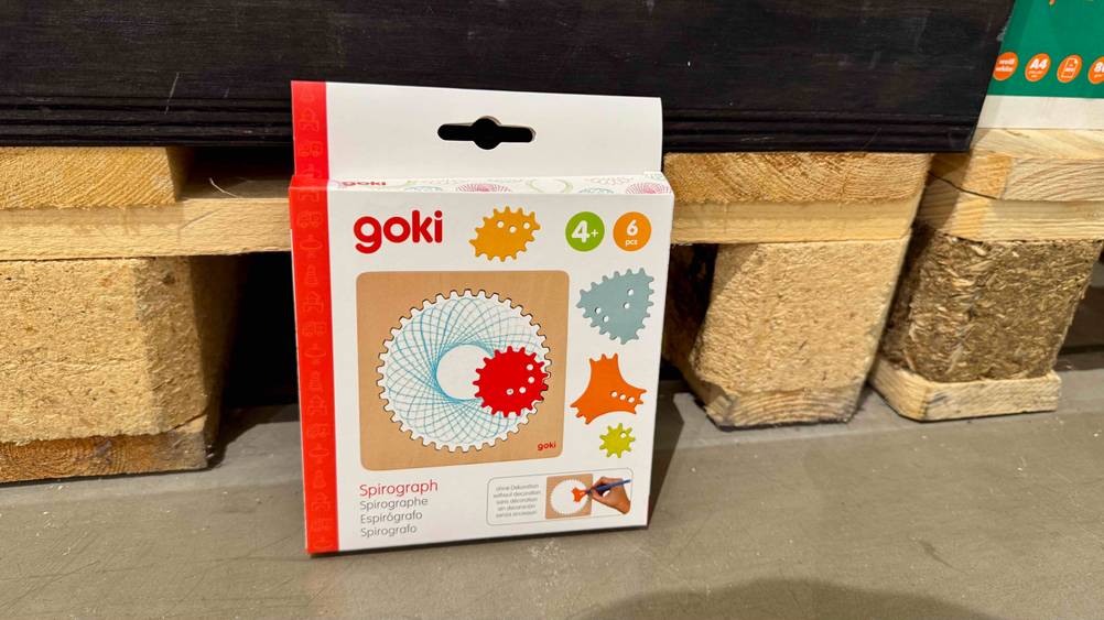 Der getestete Spirograph lehnt an einer Holzpalette.