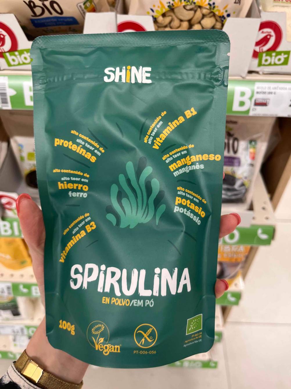 Eine Packung getestetes Spirulina-Pulver.