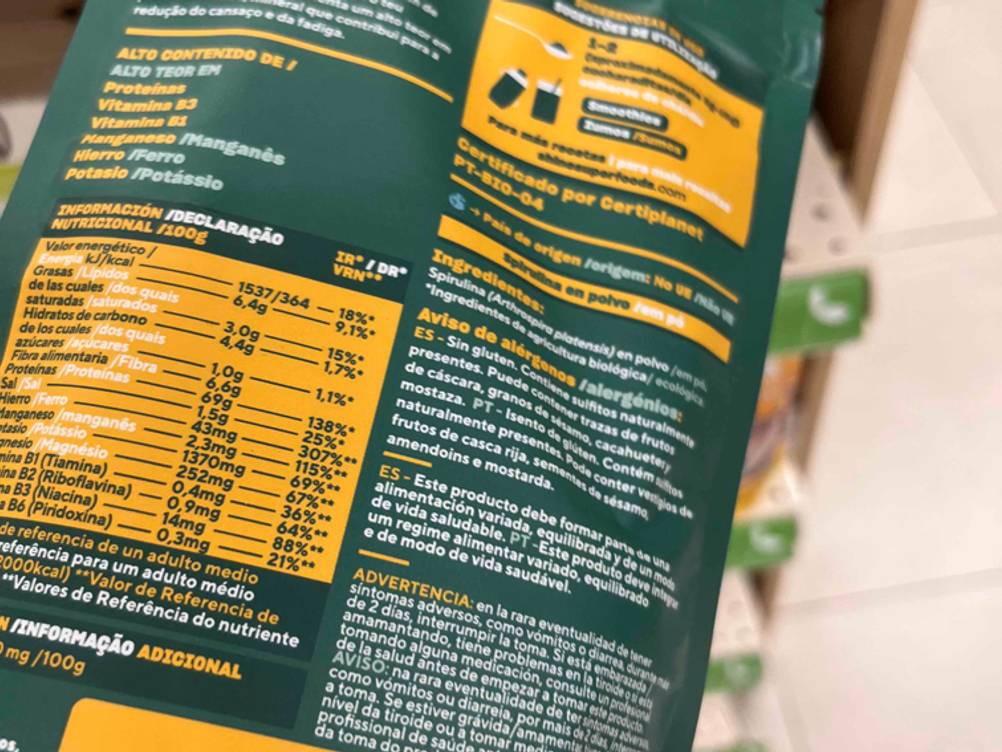 Spirulina-Pulver im Test: Nahaufnahme der Rückseite der Verpackung mit Informationen.