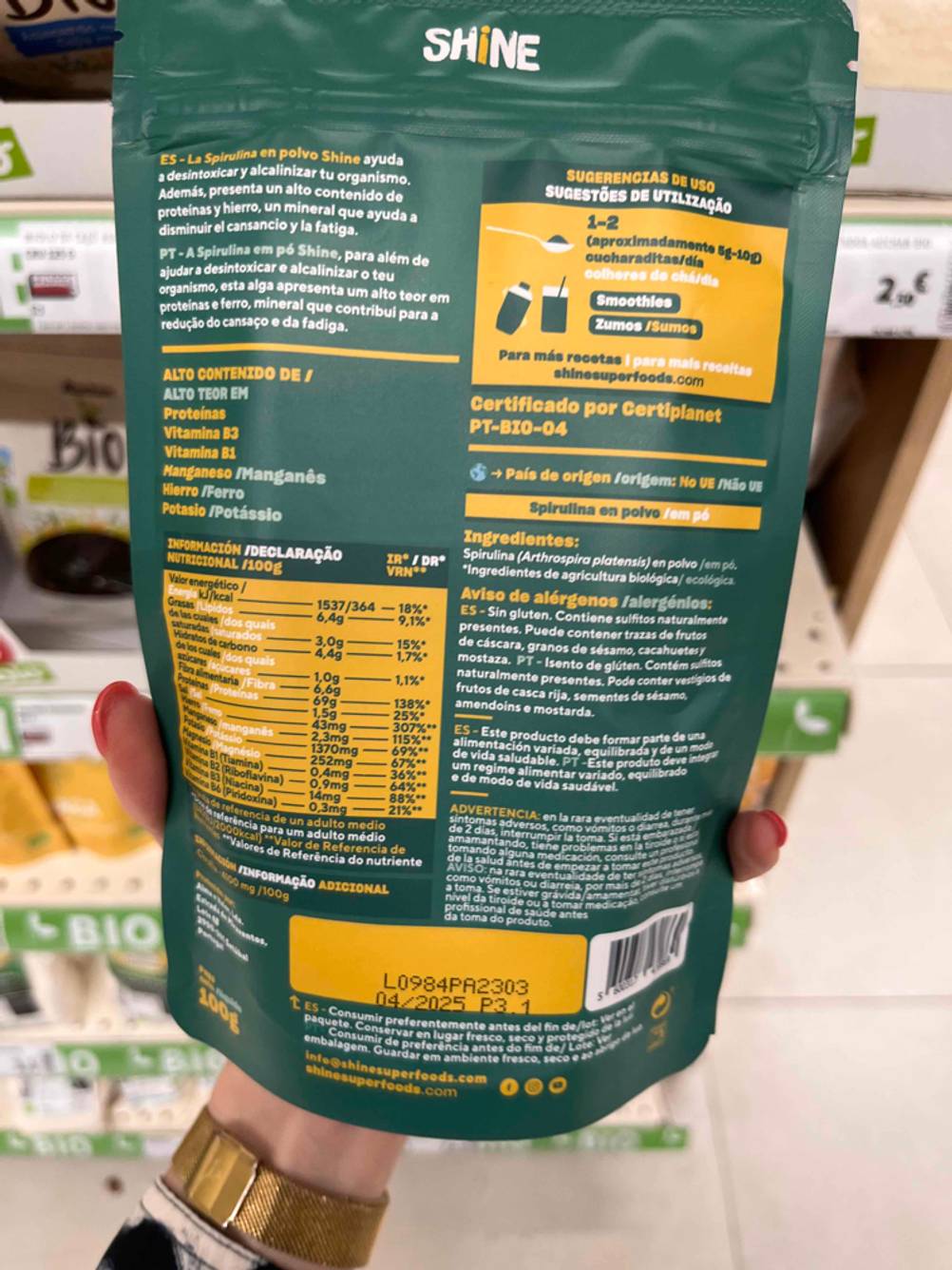 Spirulina-Pulver im Test: Rückseite der Verpackung mit Nährwertangaben. 