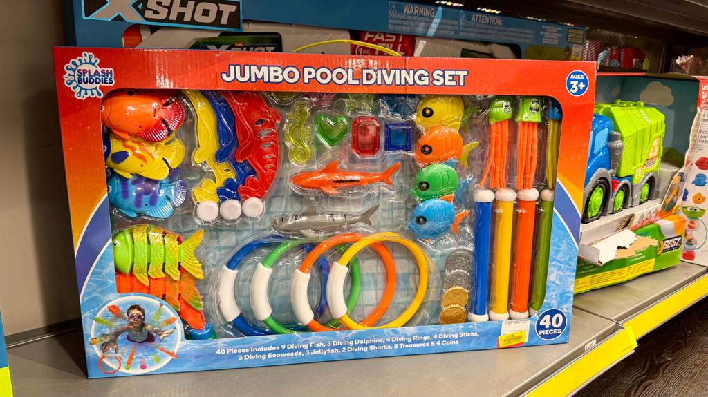 Im Test: Das Tauchspielzeug bestehend aus 40 bunten Einzelteilen befindet sich in der Verpackung auf einem Verkaufsregal.