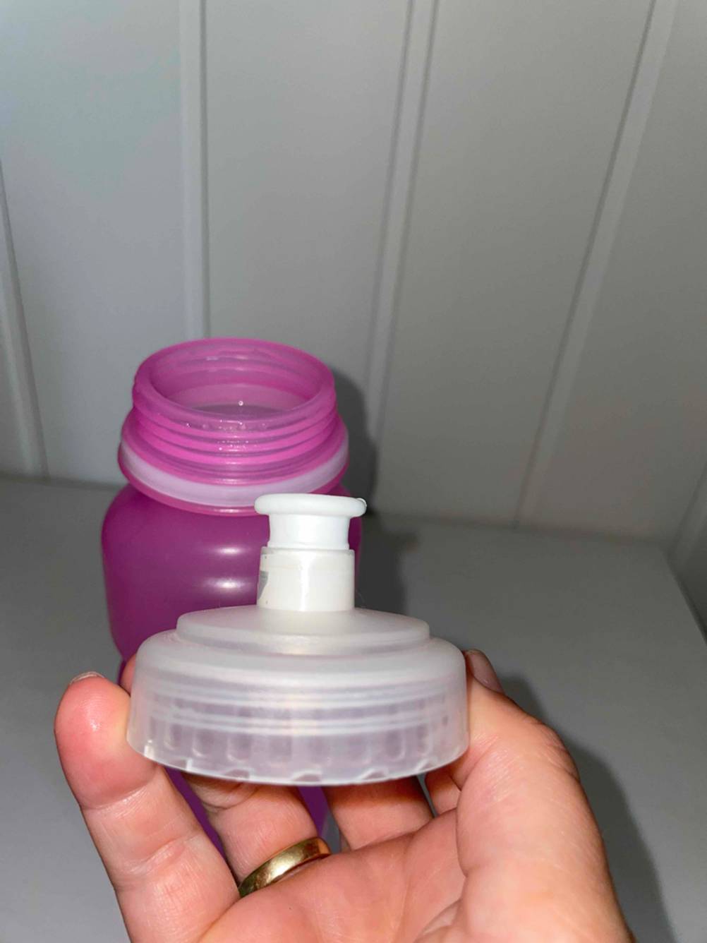 Eine Hand hält den Verschlussdeckel einer Sport-Trinkflasche im Test.