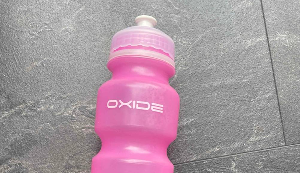 Sport-Trinkflasche getestet: Nahaufnahme des Logos und des Verschlusses.
