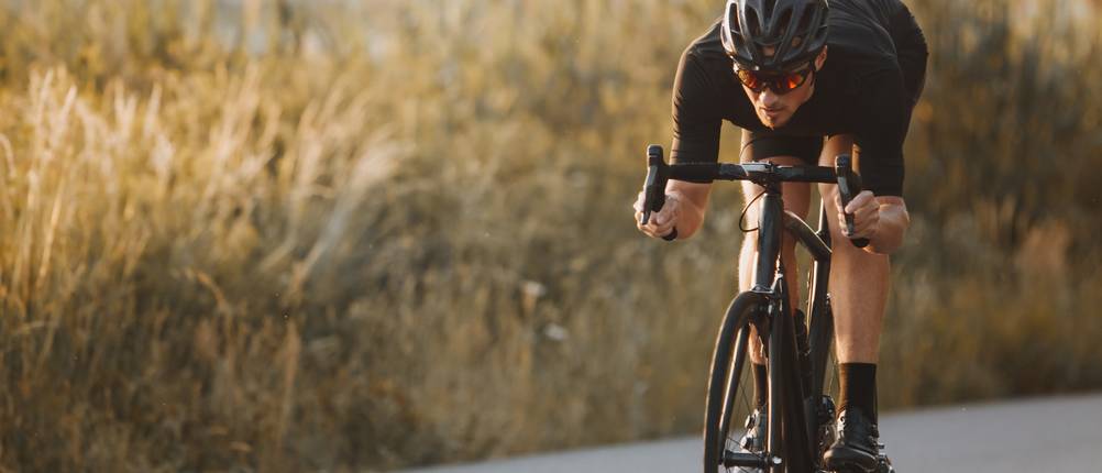 Selbsttönende Sportbrillen im Test: Mann auf Fahrrad mit Sonnenbrille.