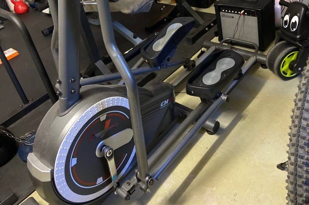Sportstech CX640 Crosstrainer im Test steht in einem Aufbewahrungsraum.