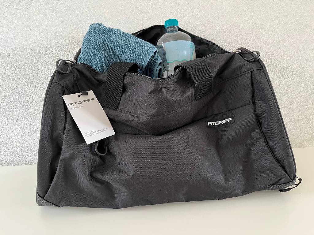 Sporttasche mit einer Flasche und einem Handtuch