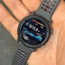 Eine Hand hält das Display der Coros-Sportuhr zur Kamera.