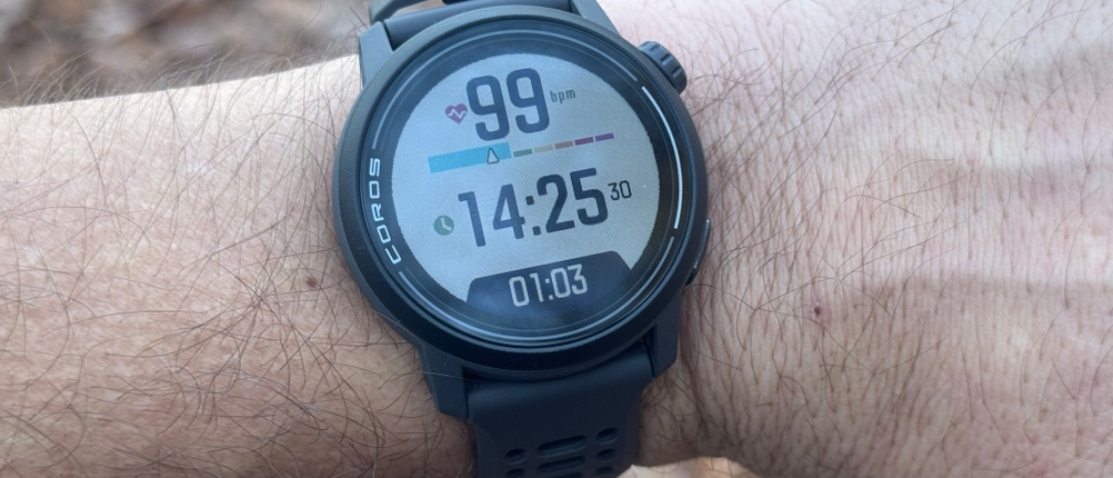 Eine Person trägt die Coros-Sportuhr im Test am Armgelenk.