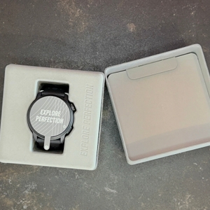 Die getestete Sportuhr von Coros in ihrem Karton.