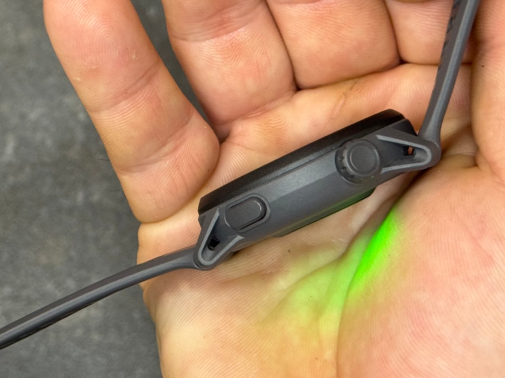 Eine Person hält die Coros-Sportuhr im Test in der Hand.