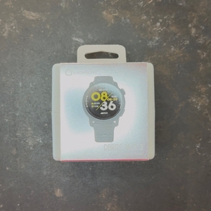 Verpackung der getesteten Sportuhr von Coros von oben.