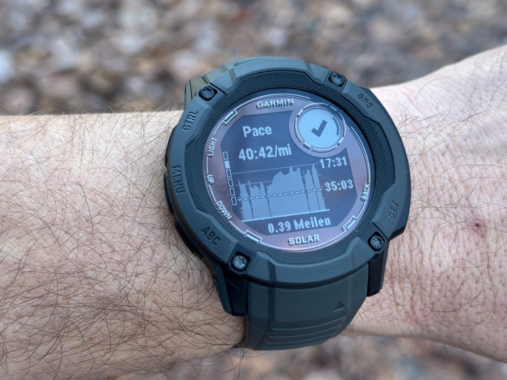 Eine Person trägt die Garmin-Sportuhr im Test am Armgelenk.
