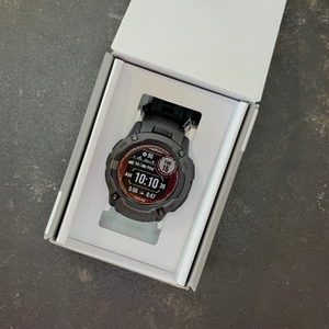 Die getestete Sportuhr von Garmin in ihrem Karton.