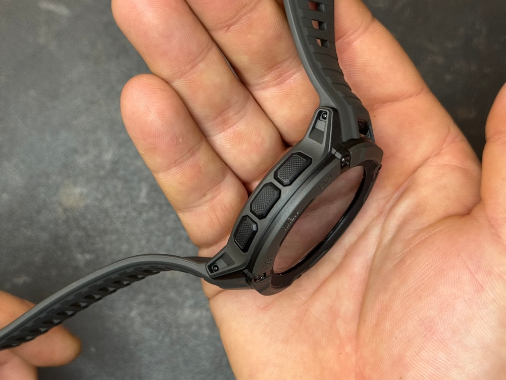 Seitenansicht der Garmin-Sportuhr.