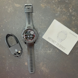 Lieferumfang der getesteten Sportuhr von Garmin.