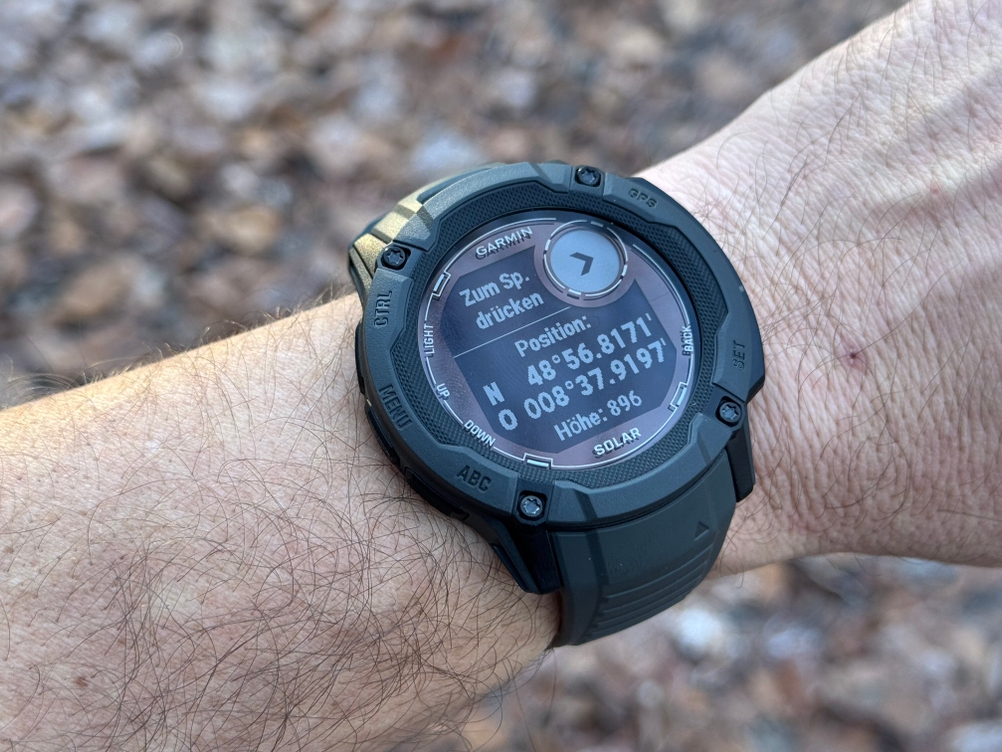 Eine Person trägt die Garmin-Sportuhr im Test am Armgelenk.