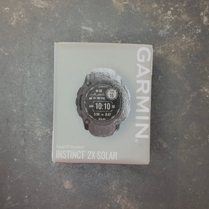 Verpackung der getesteten Sportuhr von Garmin von oben.