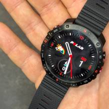 Eine Hand hält die Polar-Sportuhr, mit dem Display zur Kamera.