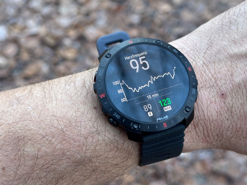 Eine Person trägt die Polar-Sportuhr im Test am Armgelenk.